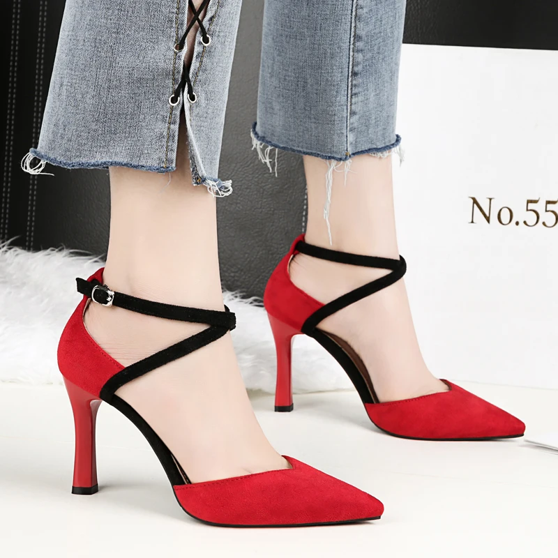 Баян и узором в форме сердечек 2019 Модные женские босоножки с острым носком