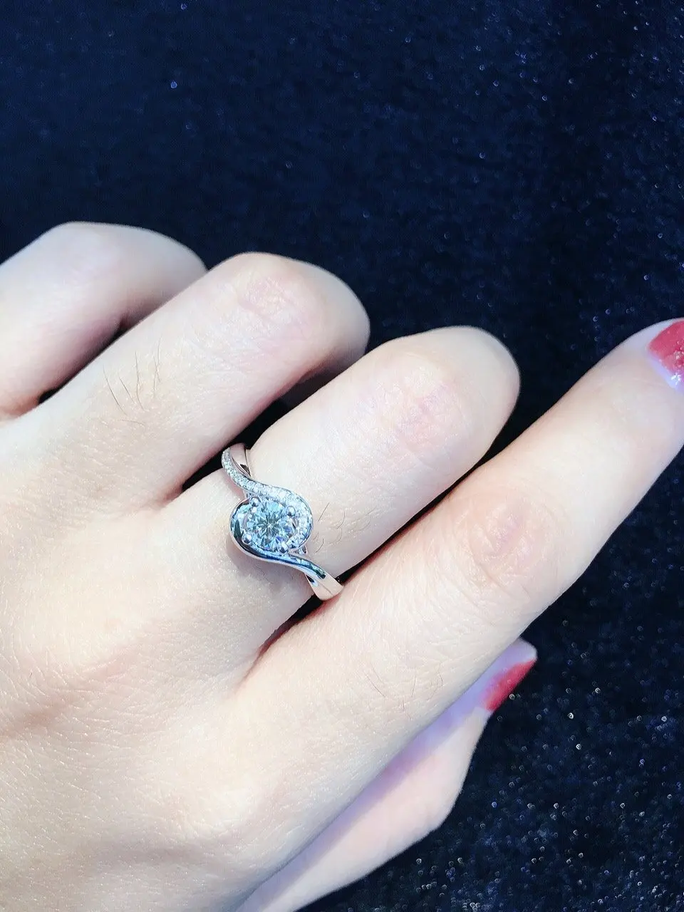 Рисунок 5 - Кольцо из чистого золота с натуральным бриллиантом