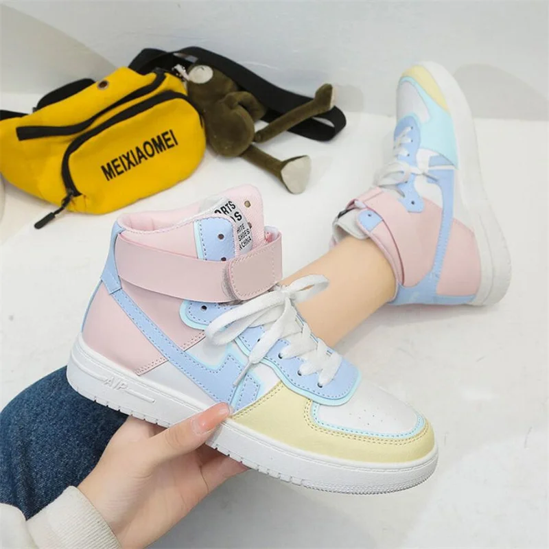 Женские кроссовки из ПУ кожи розовые на плоской вулканизированной подошве