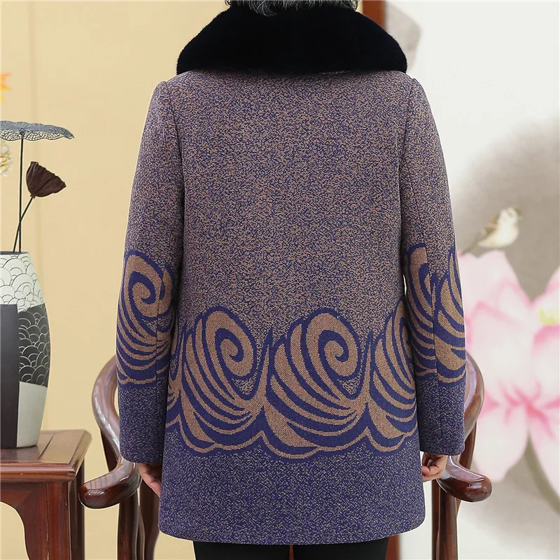 Женское зимнее шерстяное пальто среднего возраста с меховым воротником и