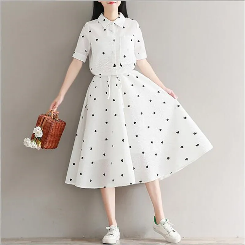 Приталенные женские платья в консервативном стиле с квадратным воротником из