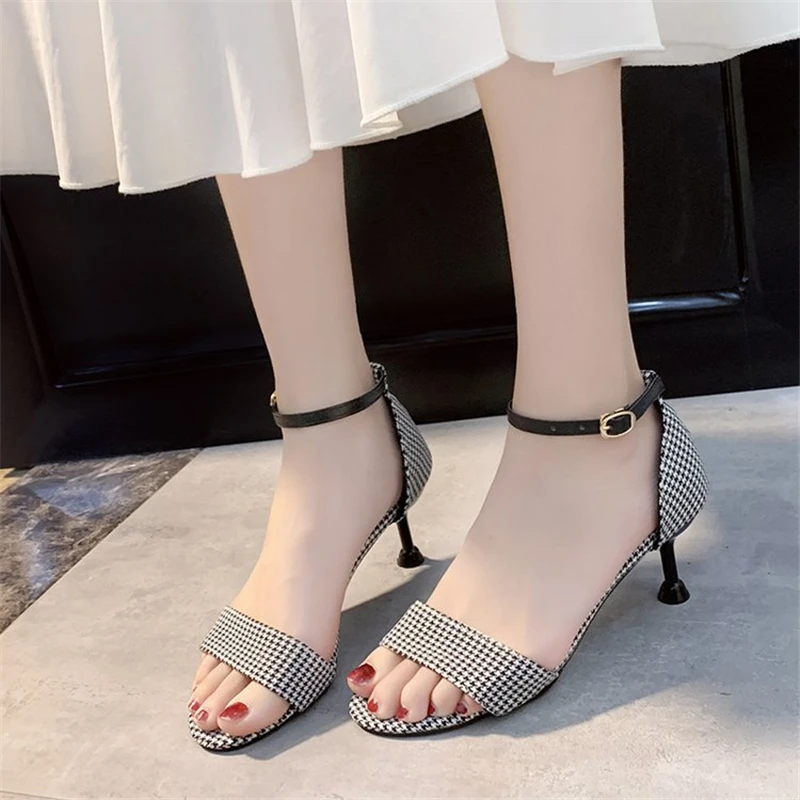 

Новинка лета 2021, женские сандалии из замши в клетку в Корейском стиле, на тонком каблуке, дышащие