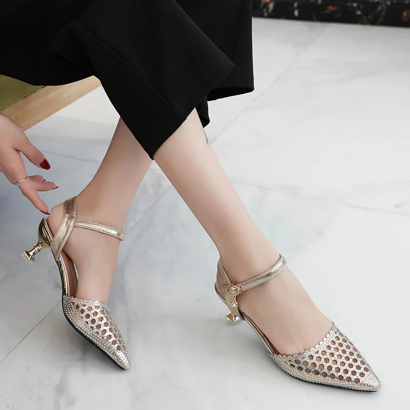 Женские сандалии с пряжкой на среднем каблуке коллекция 2019 года сезон лето