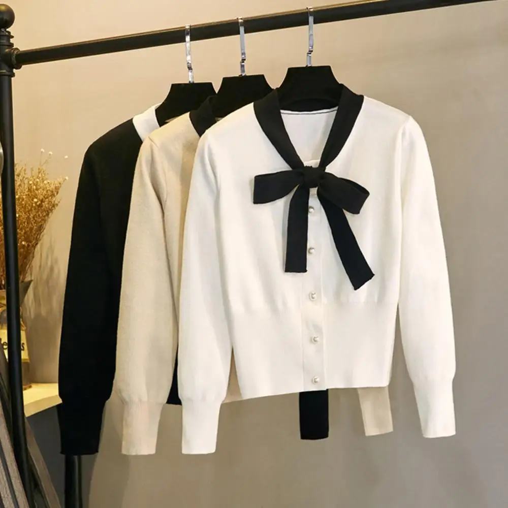 

Женский трикотажный свитер с длинным рукавом и бантом