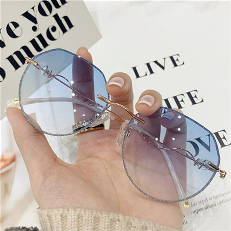 

2021 Gradient Lens Sunglasses Eye Protection Sun Glasses Eyewear Shinny Sequins Metal Twist Temple for Women Female New Design