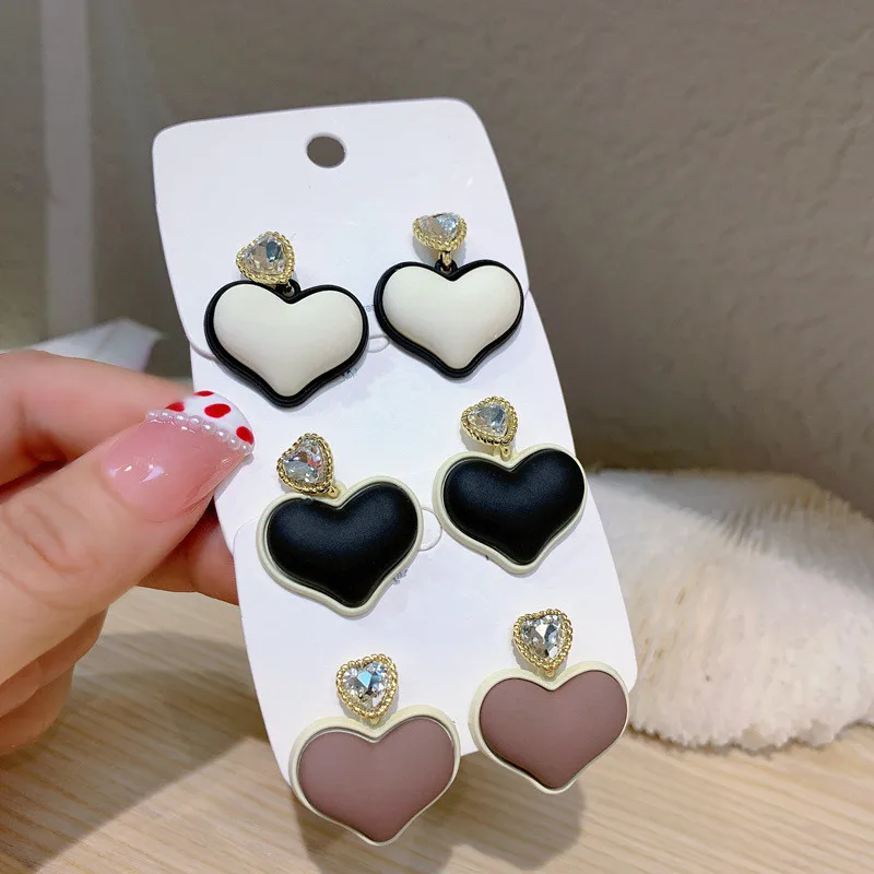 

Korean 2021 New Heart Earrings For Women Statement White Black Fashion Designer Earings Jewelry Wholesale