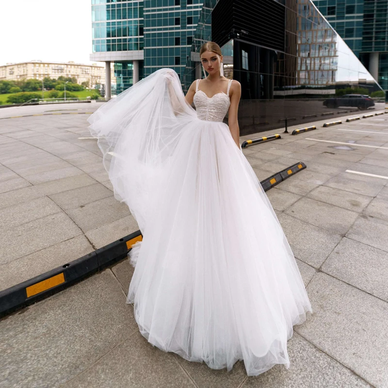 

Stunning Spaghetti Straps Tulle Wedding Dress Sleeveless Simple Sweetheart Ball Gown Zipper Sweep Train Bridal Gowns 2021