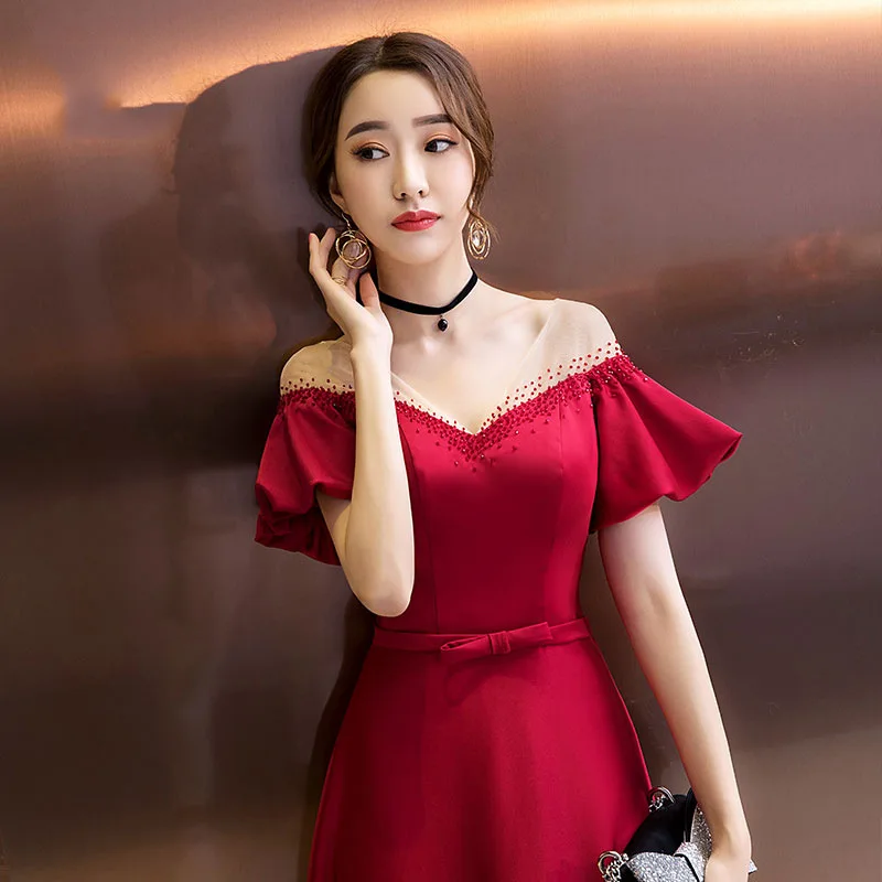 Женское атласное платье It's Yiiya AR220 Бордовое с v-образным вырезом и коротким