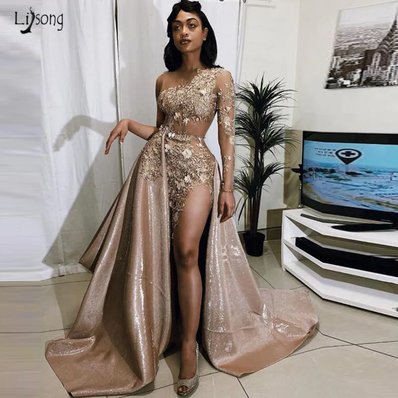 Модное сексуальное вечернее платье цвета шампанского на одно плечо с разрезом по