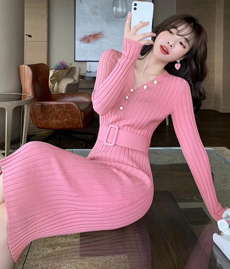 

Женское трикотажное платье-свитер с V-образным вырезом