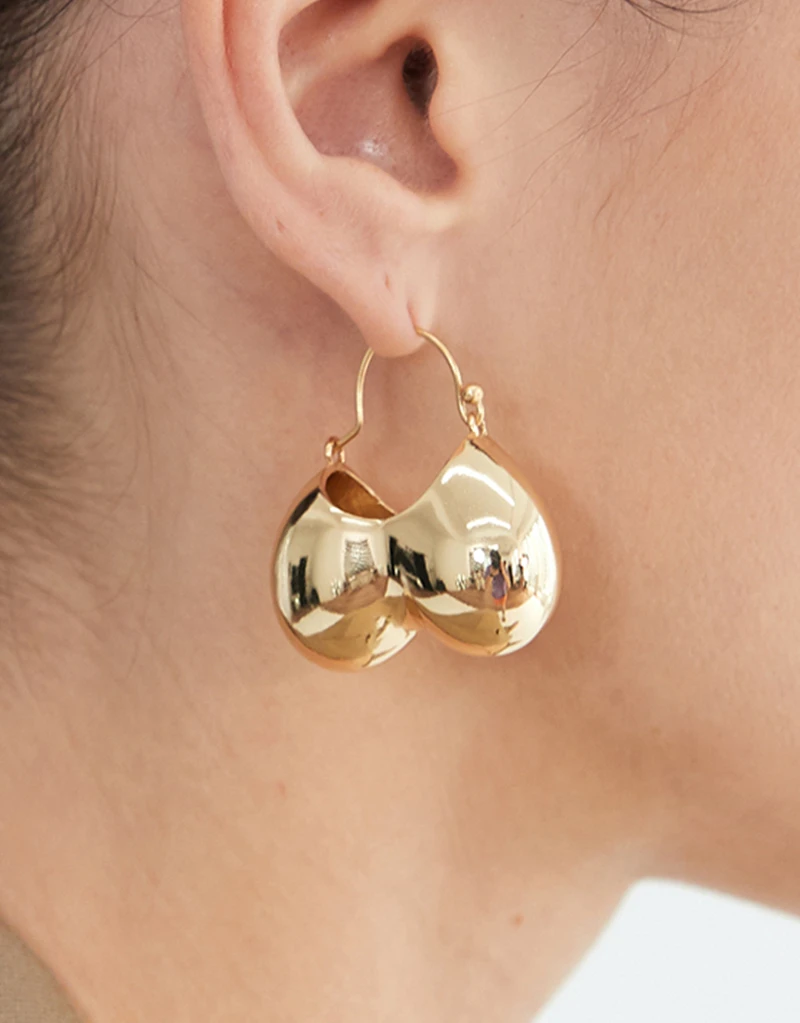 

Retro hollow heart-shaped high-end sense of minimalism and versatile earrings