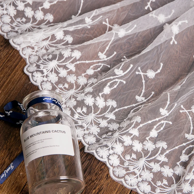 Кружевная ткань с белыми цветами изысканная вышитая отделка высококачественная