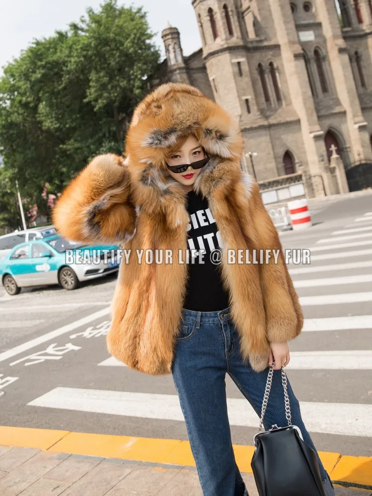 Женское зимнее пальто средней длины с капюшоном из натурального Лисьего меха |