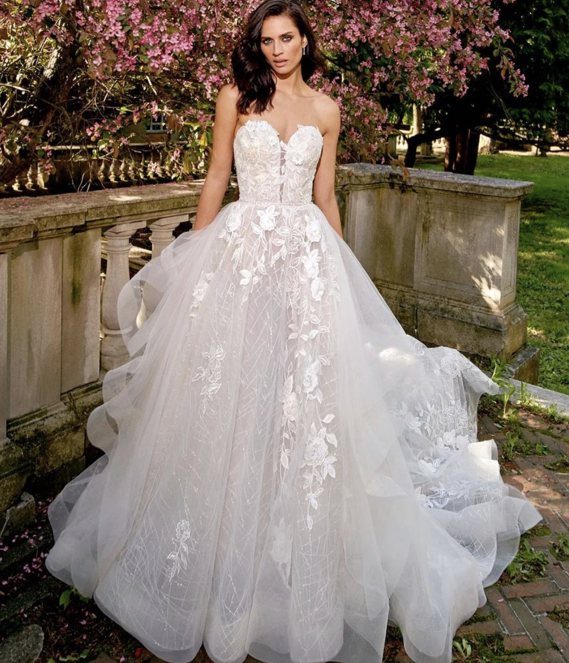 

Свадебное платье А-силуэт милое, без рукавов, с кружевом и аппликацией расшитые блестками и бисером с низким вырезом на спине с фатиновой юб...