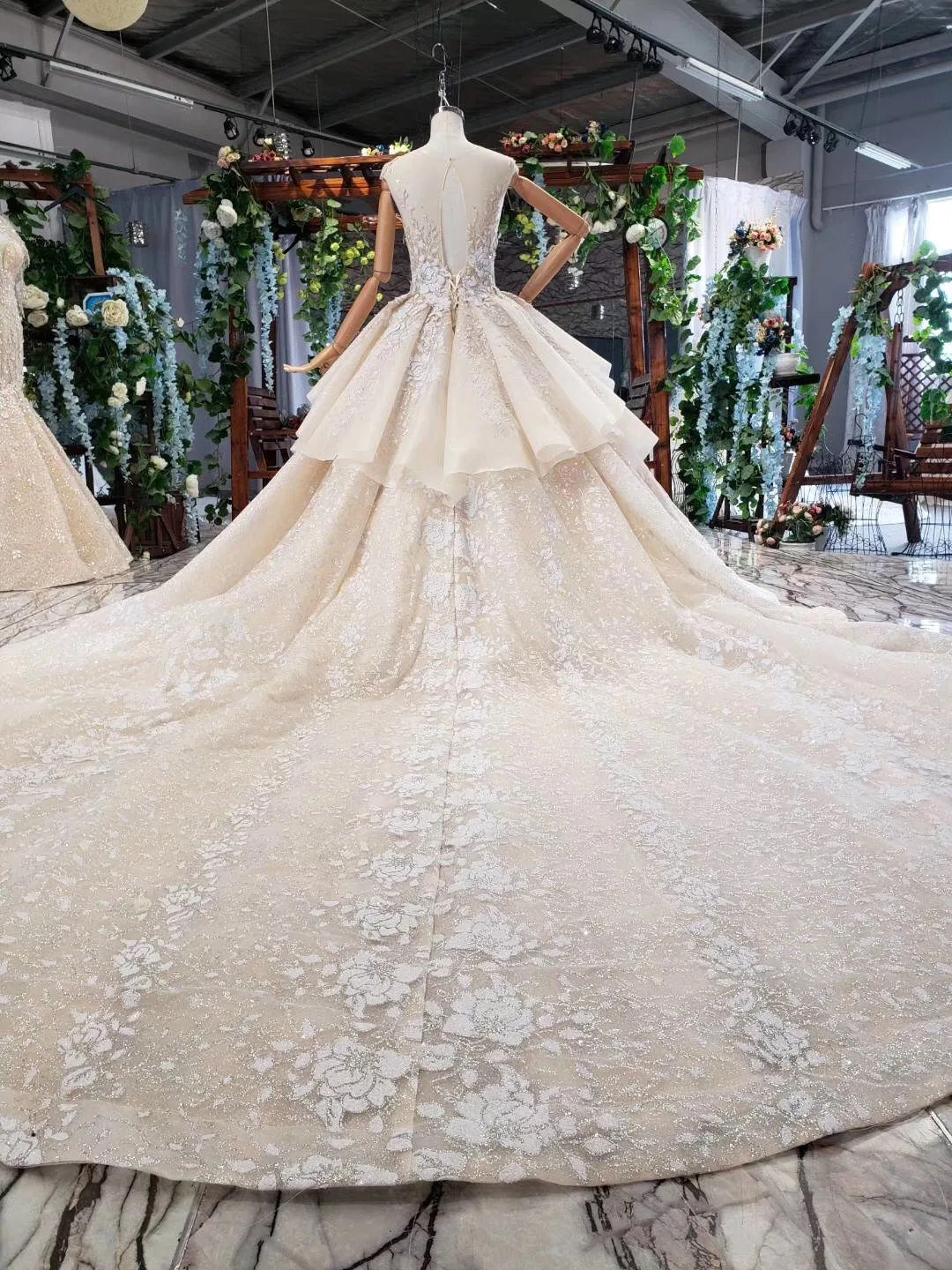 

2019 New Delicate Embroidered Lace On Net Lace Appliques Sequined Strapless Champagne Ball Gown Tiered Tulle Wedding Dresses