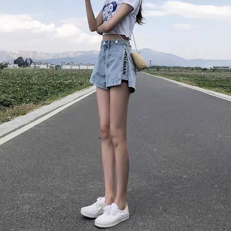 

High waist, loose and thin denim shorts for women