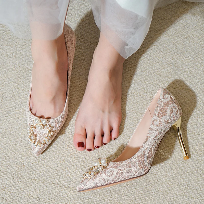 

Wedding Shoes 2021 New Spring Bridal High Heels Crystal Pearls Metal Heel Lace Pattern Sequins Greatful Lady Party Date Pumps