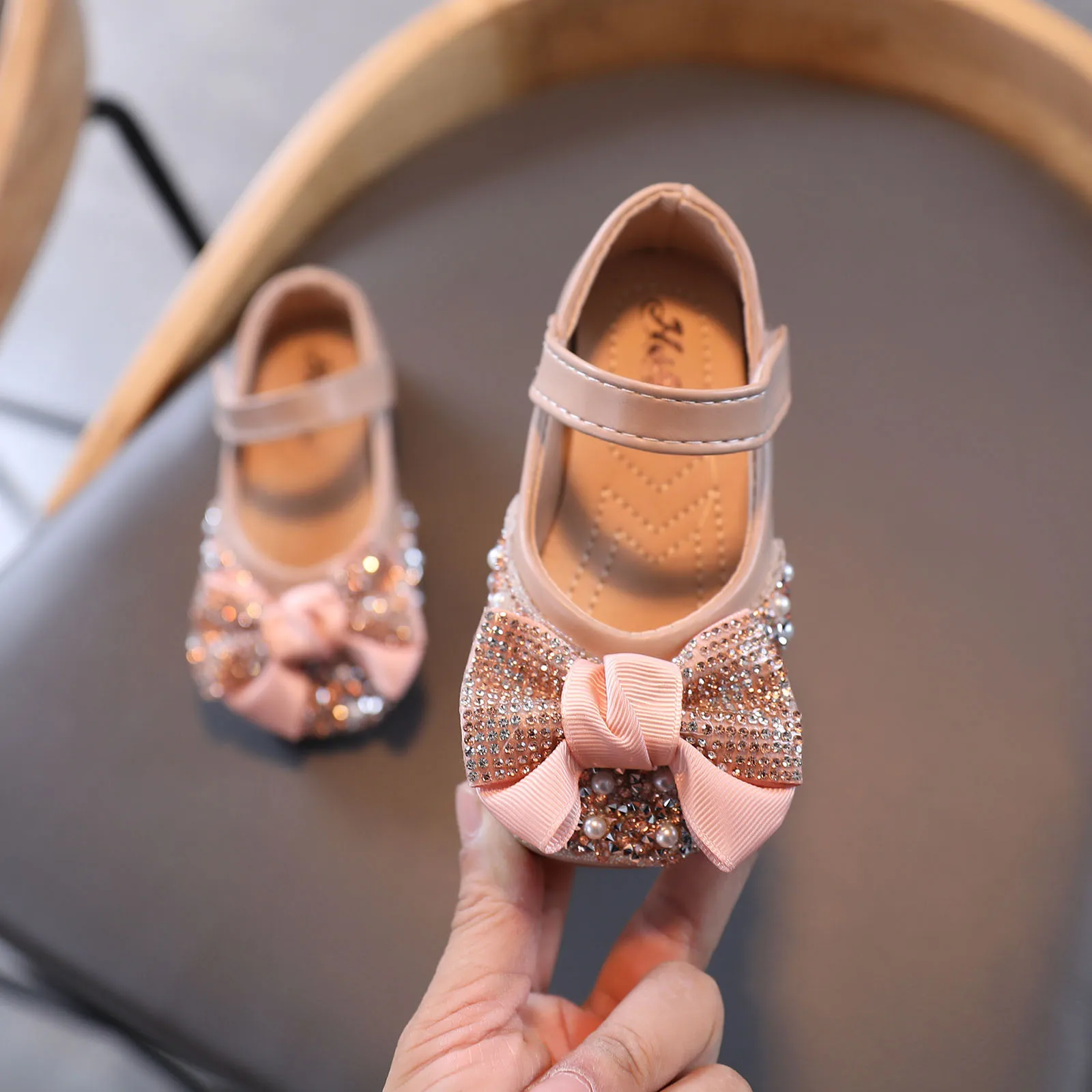 

Children girls leather shoes bowknot rhinestone peas shoes single shoes princess shoes magic stickers small leather shoes cute