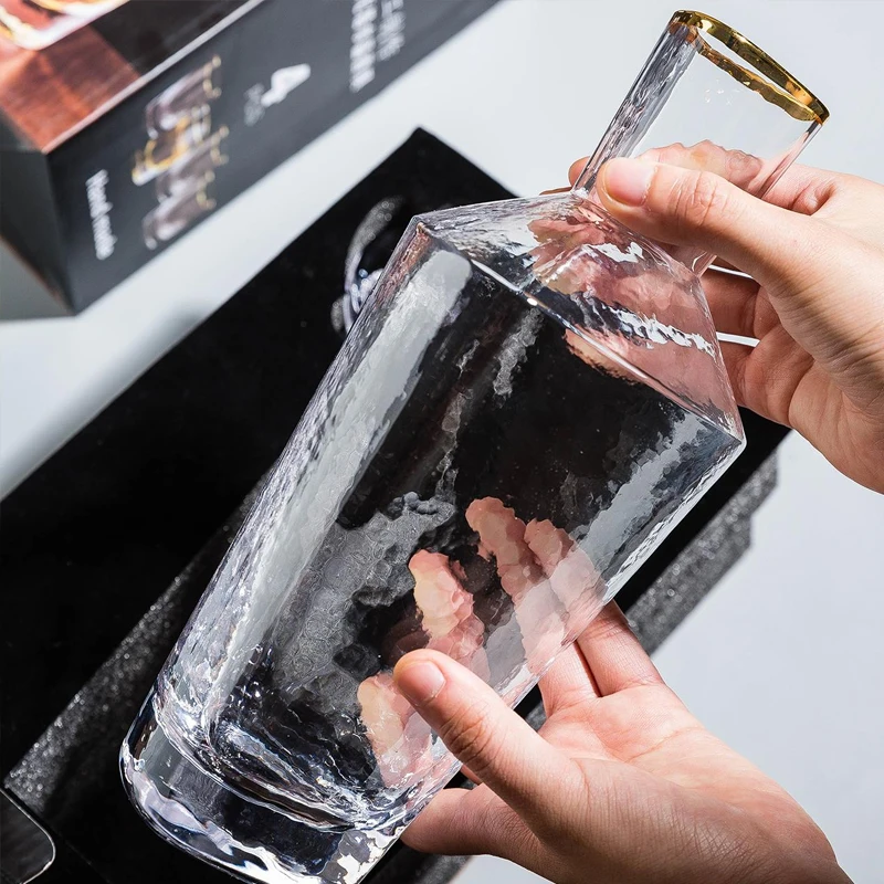 Европейский бокал для вина с неравномерным горлышком золотым ободком воды