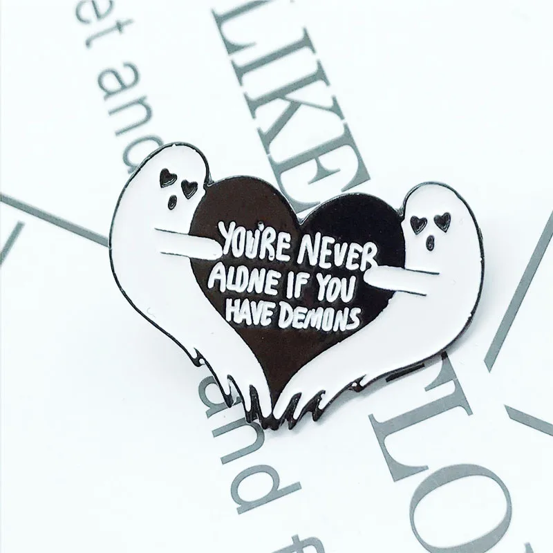 Эмалированная брошь в стиле панк черно-белая с мультяшным котом собакой значок