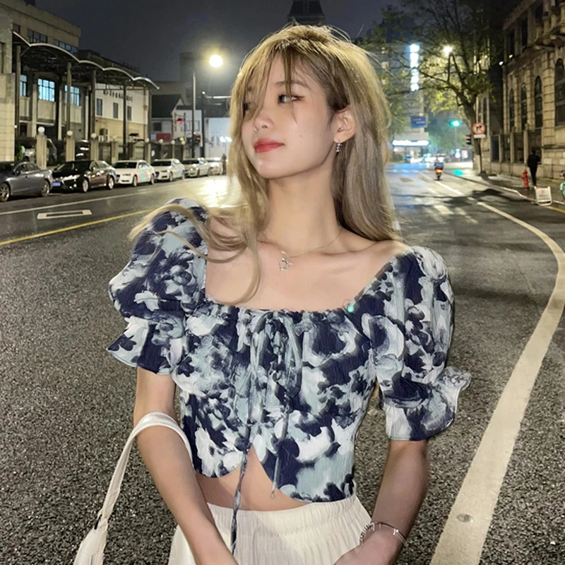 

Футболка женская с цветочным принтом, Элегантная короткая рубашка с рукавами-фонариками и квадратным вырезом, повседневный топ на завязках...