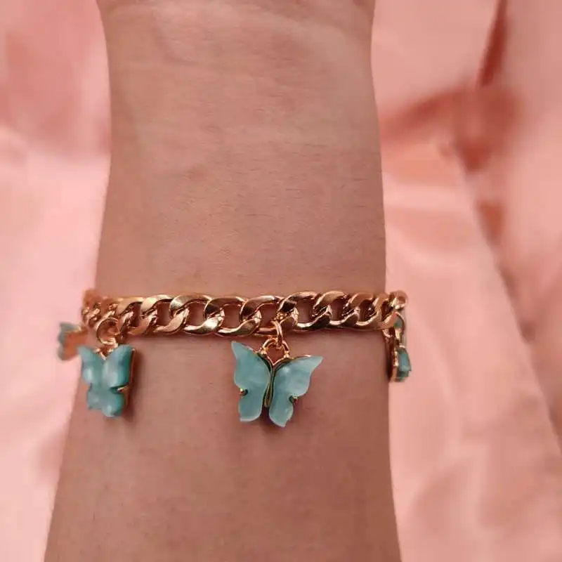 Женский широкий браслет-цепочка с подвеской в виде звеньев золотистого и