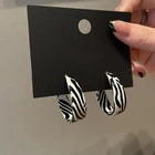 Новые корейские серьги-кольца в полоску зебры с-образной формы 2021 модные ретро серьги-гвоздики из акриловой смолы для женщин ювелирные изделия для вечерние Ринок подарки