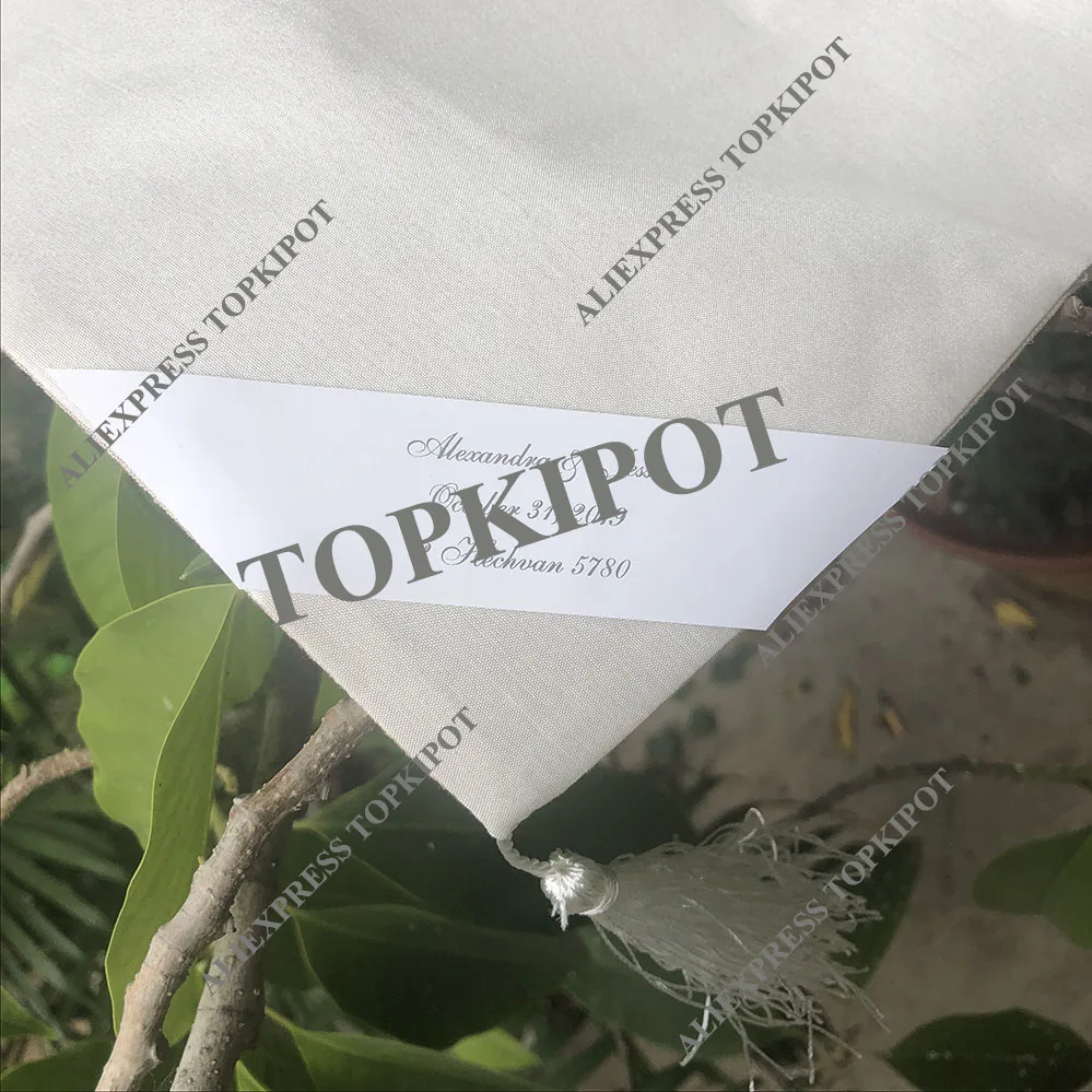 Бежевые льняные скатерти с белым логотипом с вышивкой