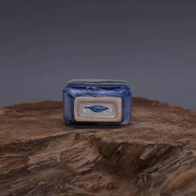 

Exquisite antique blue and white (square flat bottle. Leaf style) snuff bottle decoration