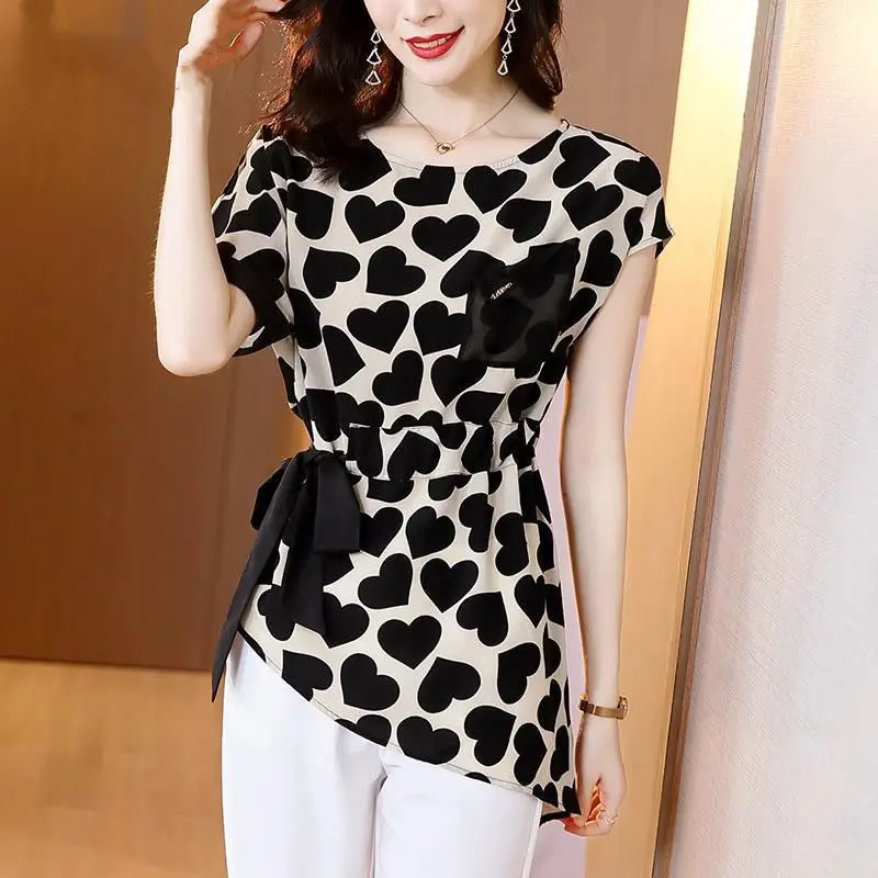 

Short-sleeved t-shirt women's summer 2021 new design sense contrast love printing Slim irregular mid-length blouse