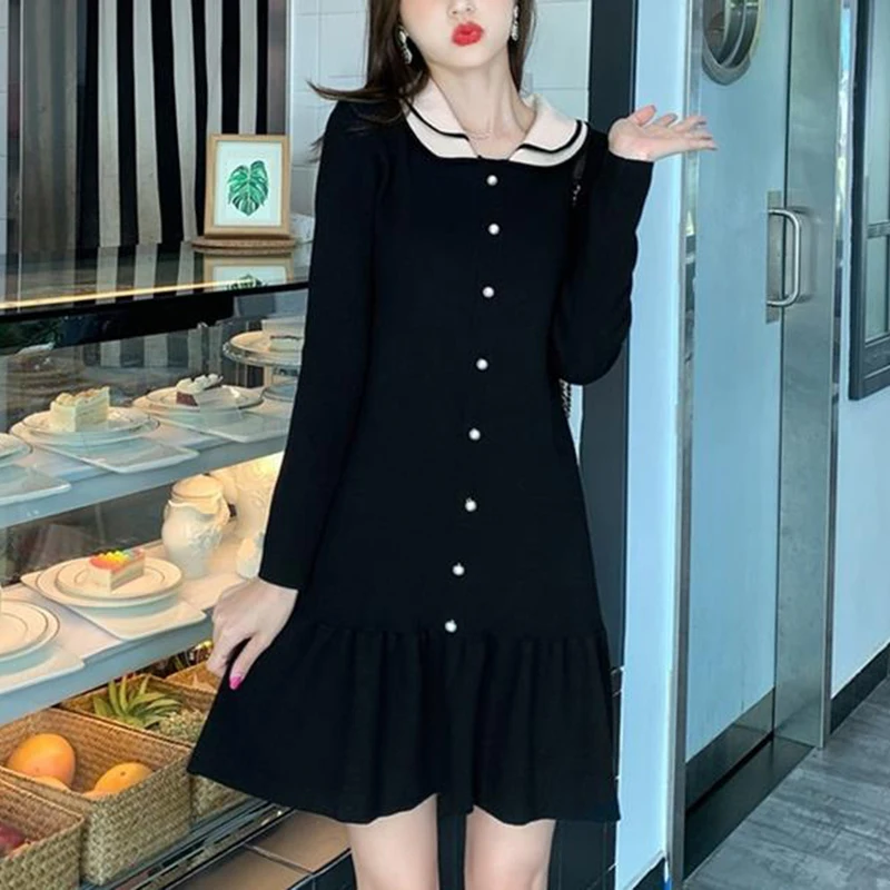 Женское трикотажное мини-платье с круглым вырезом длинным рукавом и воланом |