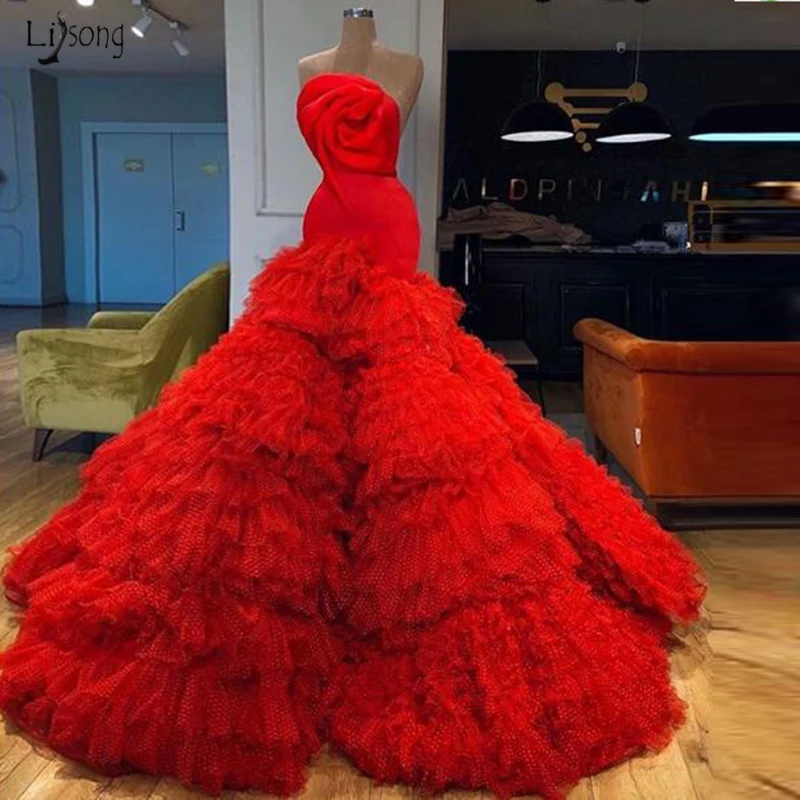 Женское вечернее платье с юбкой годе красное эластичное длинное из тюля оборками