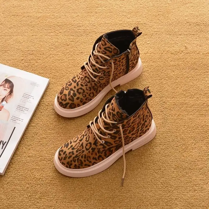 Женские ботинки Новинка 2019 года популярные на плоской подошве с леопардовым