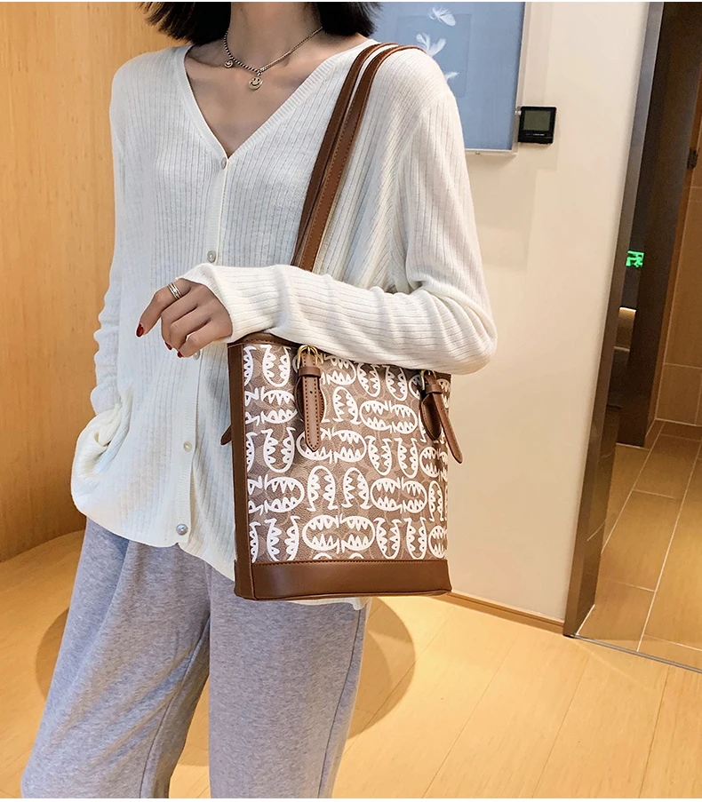 

Large-capacity Women's Bag 2020 New Fashion Red Fashion PU Leather Portable Bucket Bag Shoulder Bag All-match luxury Tote Bag