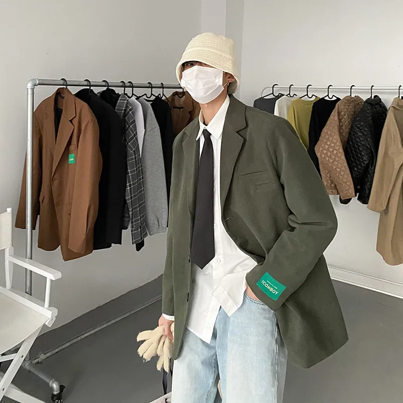 

The new Korean style retro corduroy suit for spring is men's casual suit jacket with contrasting colors and labels