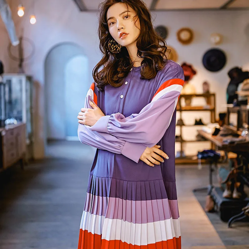 Женское плиссированное платье с разрезом фиолетовое контрастное контрастных