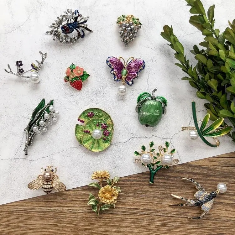 

American Mori Vintage versatile Brooch bee pearl temperament Brooch coat coat coat with accessories green Brooch