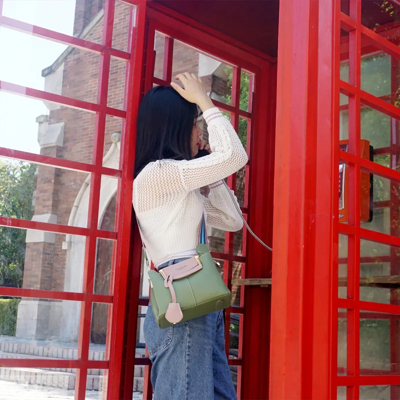 

Autumn/Winter Women's bags PU Color One-piece Slanted Across The bags Woman