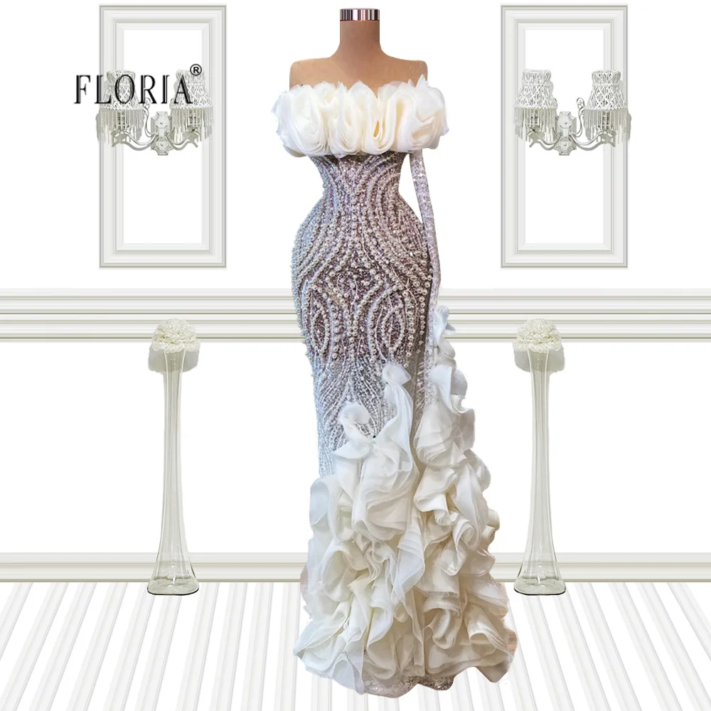 Белое официальное вечернее платье с открытыми плечами и бисером модель 2022 года