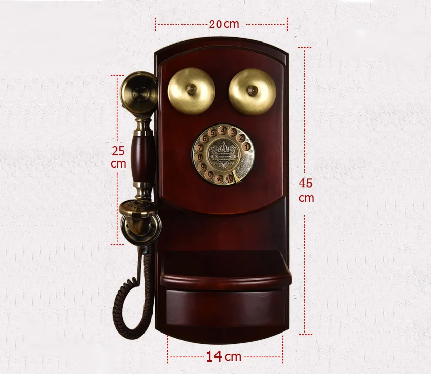 Вращающийся старинный телефон в ретро стиле с деревянным стационарным