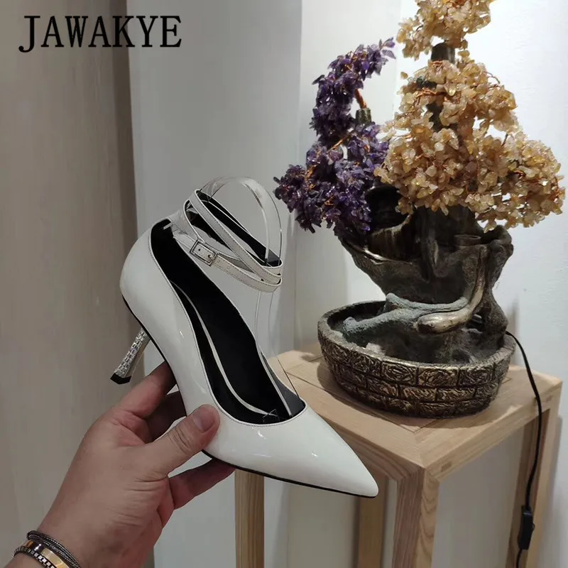 JAWAKYE/необычные туфли на высоком каблуке; женские туфли-лодочки с острым носком; вечерние туфли из лакированной кожи на тонком высоком каблуке с ремешком на щиколотке