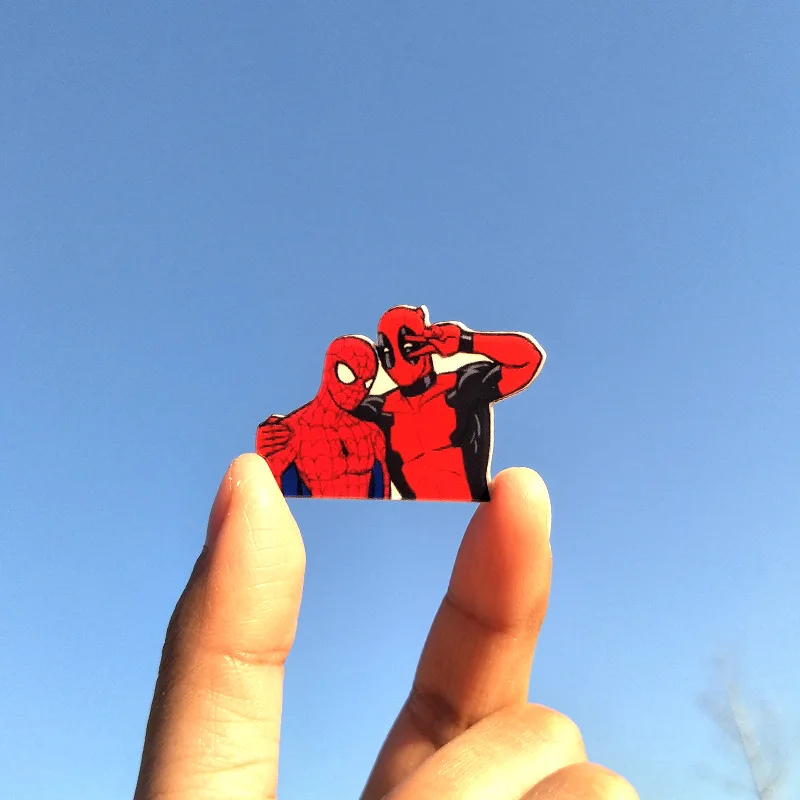 

Disney manway Avenger League animation surrounding death attendants and spider man badge acrylic Brooch accessories