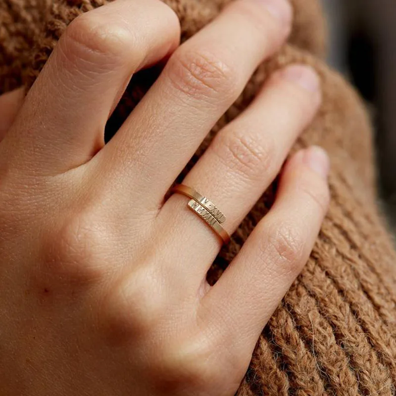 

Personnalise deux nom anneau Double Baguette grave bague en or Double couche bague de mariage pour les femmes Couple amoureux