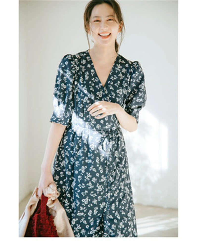 

2021 spring and summer temperament V-neck gathered waist bubble sleeve Floral Dress