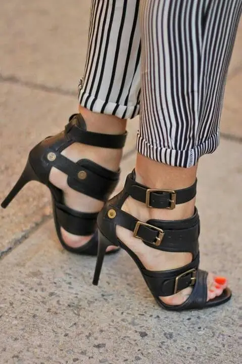 

Simple and sexy high heel sandals with solid buckle