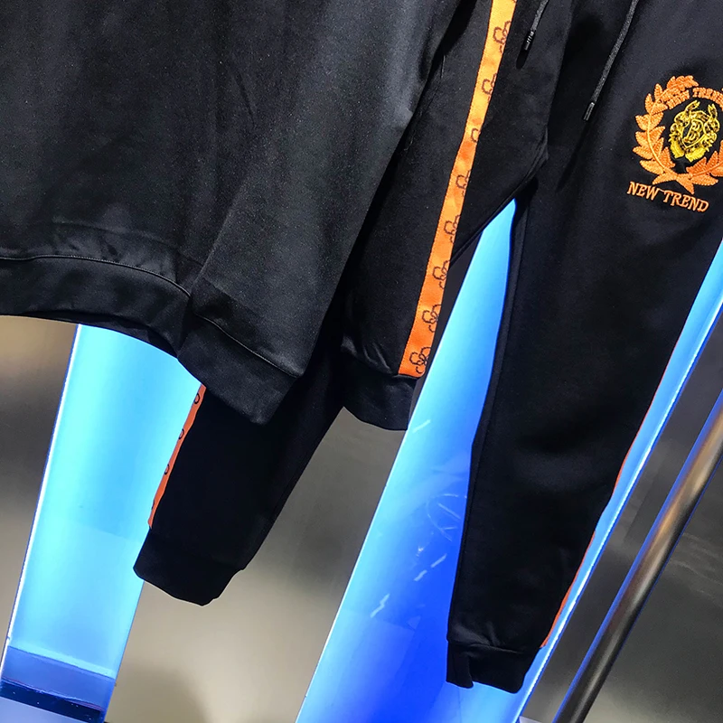 

2020 men's suit fashion autumn new style side pattern stitching embroidery label long sleeve trousers two piece fashion youth