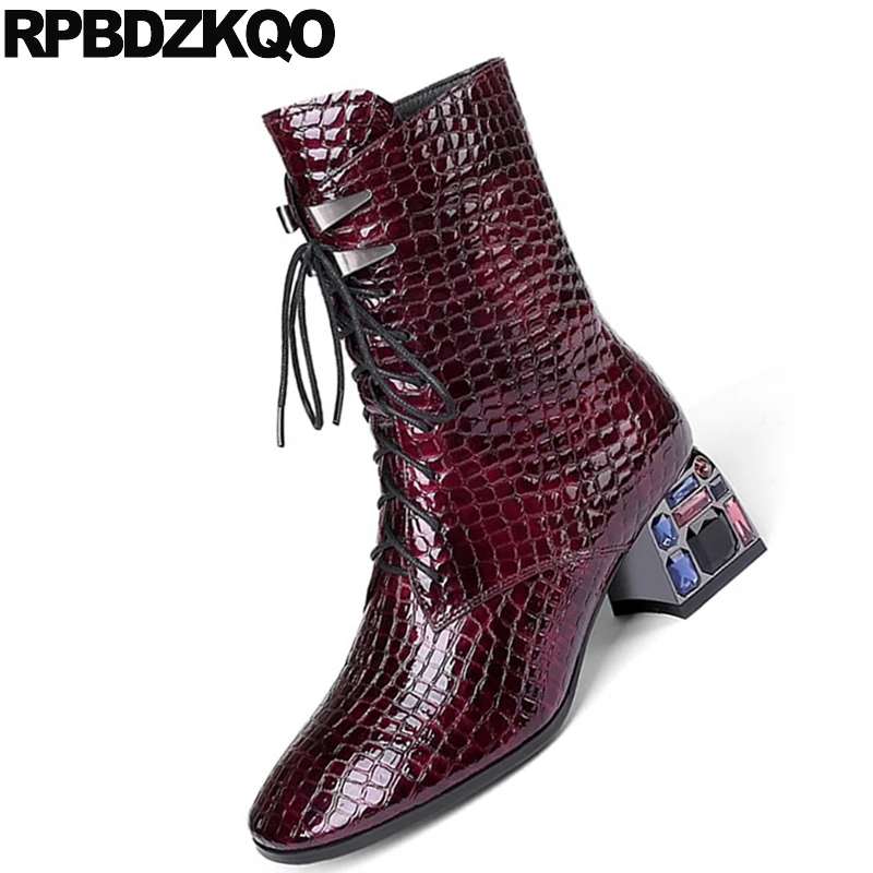 Женские ботильоны со змеиным принтом винно красные ботинки на шнуровке стразами