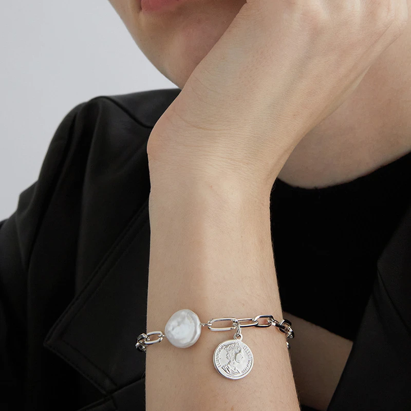 

Creative And Exquisite Portrait Pendant Bracelet Simple Punk Style Baroque Shaped Pearl Chain Bracelet Lady Jewelry Gift