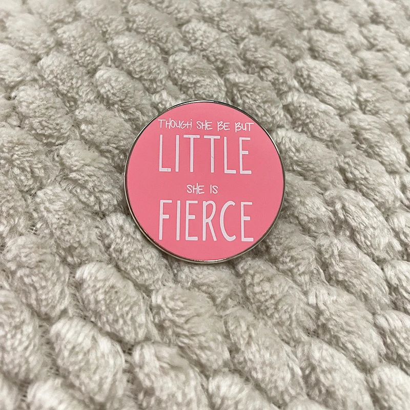 Хоть она и быть маленькой Очаровательная эмалированная булавка Шекспира мечта о