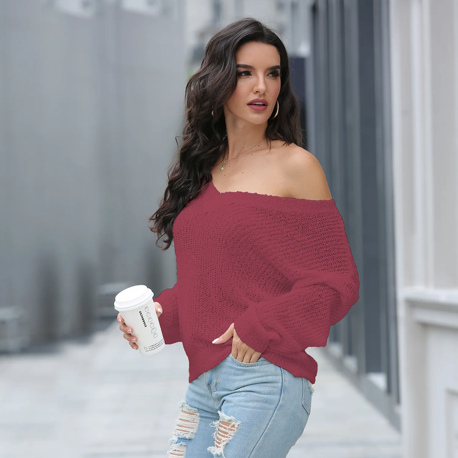 Женский трикотажный джемпер с открытыми плечами длинным рукавом и V-образным